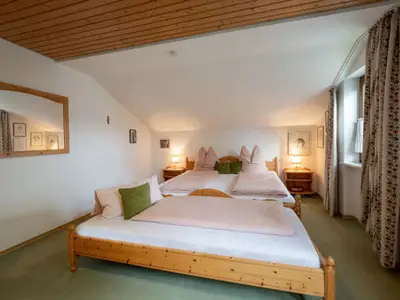 Schlafzimmer mit Doppel- und Einzelbett