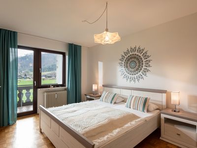 Schlafzimmer mit Doppelbett und Zugang zum Balkon