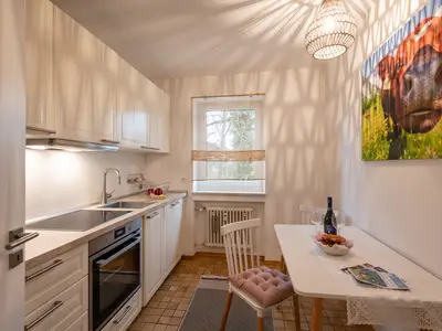 Separate Küche mit zusätzlichem Essplatz