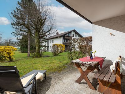 Großzügige Terrasse mit Blick in den Garten