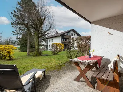 Großzügige Terrasse mit Blick in den Garten
