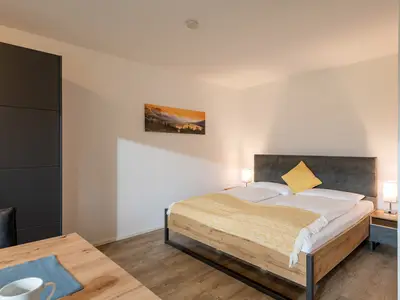 Wohn- und Schlafbereich mit Doppelbett