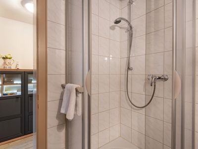 Badezimmer mit Dusche und WC