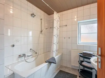 Tageslichtbad mit Wanne