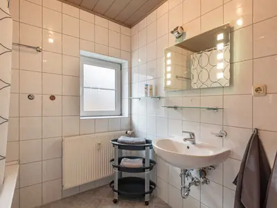 Tageslichtbad mit Wanne