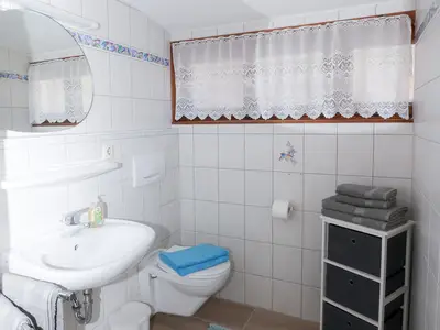 Bad mit Dusche und WC