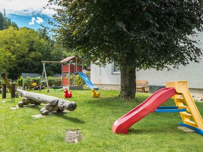 Ferienwohnanlage-Oberaudorf-Gemeinschaftsflächen-Garten-Spielplatz