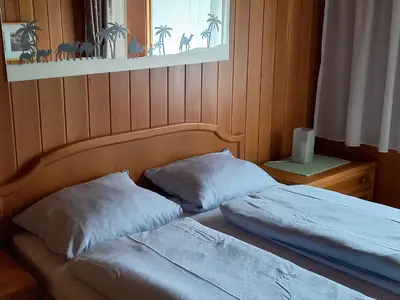 Schlafzimmer mit Doppelbett