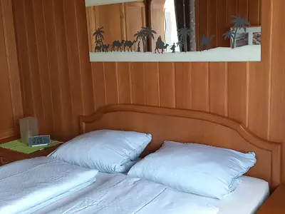 Schlafzimmer mit Doppelbett