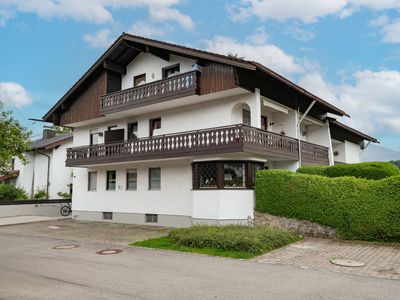 Hausansicht Panorama Suite mit Parkplatz vorm Haus