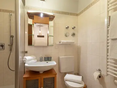 Bad mit Dusche und WC