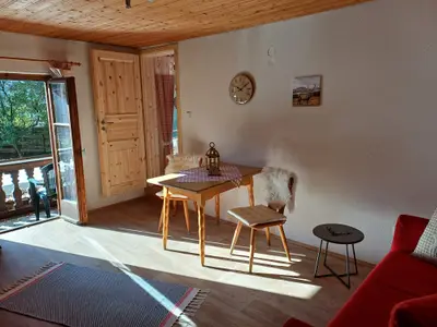 Wohn- und Essbereich mit Zugang zum Balkon