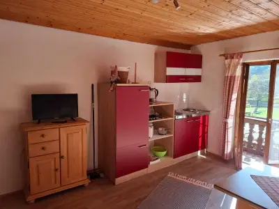 Wohn- und Essbereich mit Zugang zum Balkon