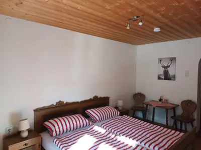 Schlafzimmer mit Doppelbett