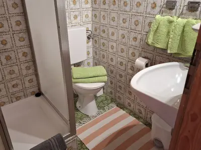 Bad mit Dusche und WC