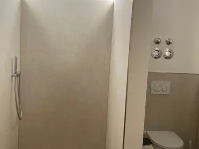 Dusche im Badezimmer