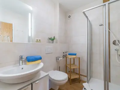 Bad mit Dusche/WC in der Ferienwohnung Nr. E5