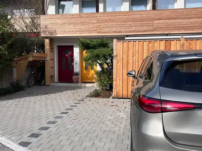 Außenansicht: eigener Eingang, gelbe Tür & Parkplatz direkt vor der FeWo