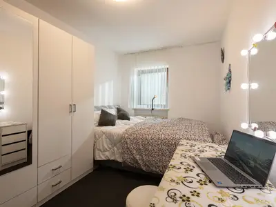 Schlafzimmer mit Doppelbett