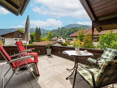 Großer Balkon mit Blick in die Berge