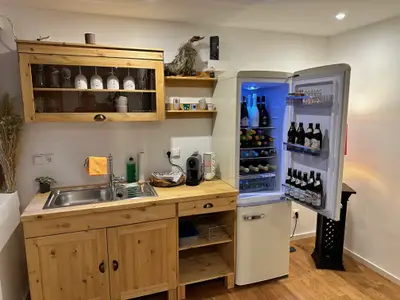 Kleine Küche mit Minibar