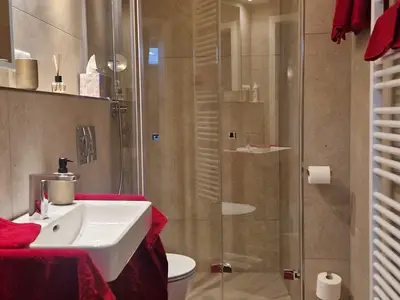 Bad, mit Dusche und Handtuchheizkörper