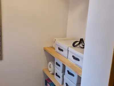 Garderobe, mit diversen Ablagen - gegenüber Eingang