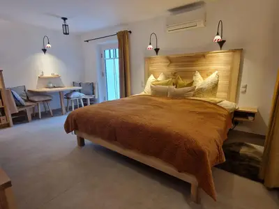 Doppelbett, 200 x 200 cm, mit Klimaanlage und Terrassen-Seitenausgang