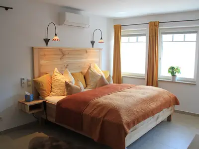 Doppelbett ( 200x200) mit elektrisch verstellbarem Lattenrost