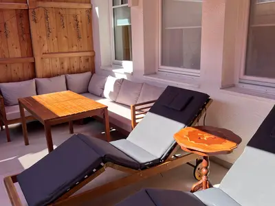 großzügige Terrasse, mit Sitzgarnitur und 2 Liegen sowie direktem Seitenzugang und Außentreppe zum Hobbyraum/Waschküche (UG)