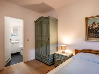 Schlafzimmer mit Zugang zum Badezimmer
