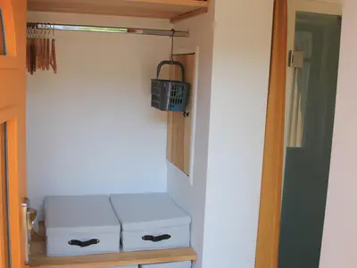 Eingangsbereich, mit Garderobenstange und Ablagefächer & -boxen