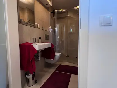 Bad - mit Regendusche, Spiegel - beheiz-/dimmbar & Föhn