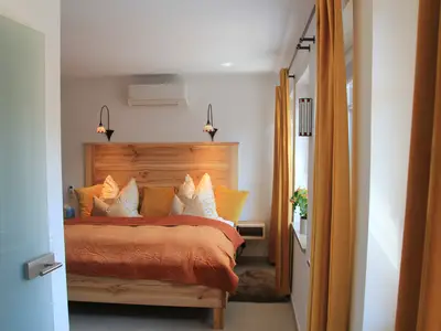 Blick in die Wohnung, mit Doppelbett, 200x200cm