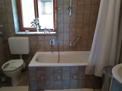 Bad mit Wanne-Dusche und WC