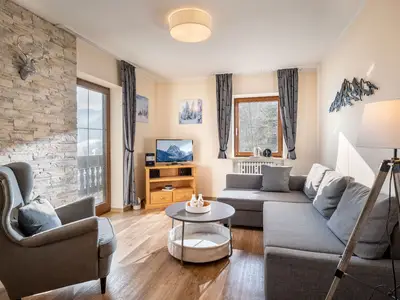 Heller Wohnraum mit Zugang zum Balkon