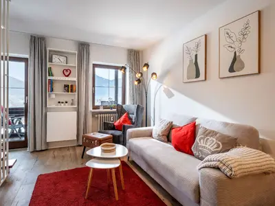 Heller Wohnbereich mit Zugang zum Balkon