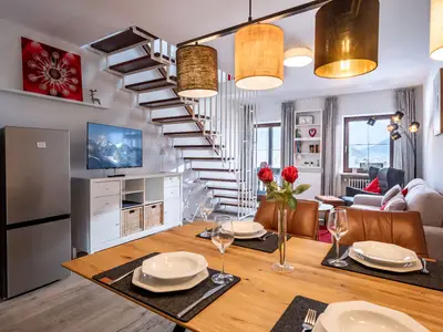 Wohn- und Essbereich mit Aufgang zum Schlafzimmer