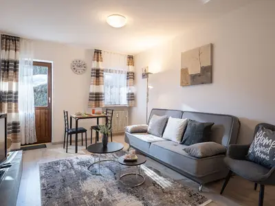 Wohnbereich mit Zugang zur Terrasse