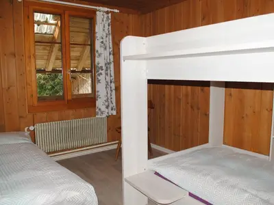 kleines Schlafzimmer mit Etagenbett