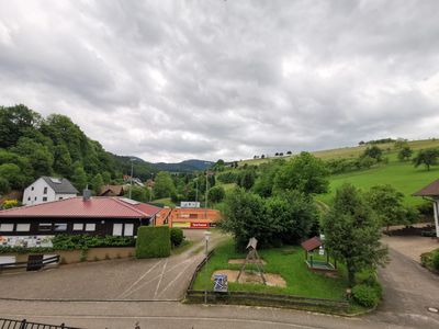 Tennisplatz gegenüber und Spielplatz