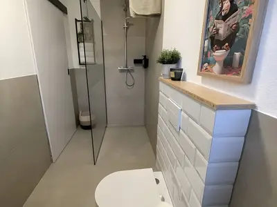INSIDE, BATHROOM