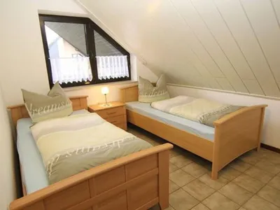 Schlafbereich. Schlafzimmer mit zwei Einzelbetten