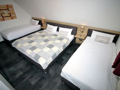 großes Schlafzimmer mit Boxspringbetten