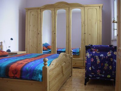 Doppelbettschlafzimmer mit Kinderbett