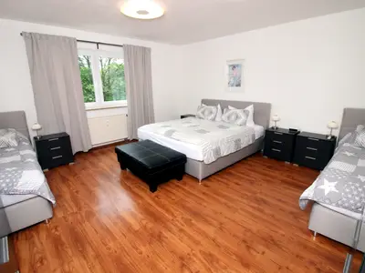 Schlafzimmer 2 mit 1 Doppelbett und 2 Einzelbetten