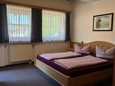 Schlafzimmer mit Ehebett