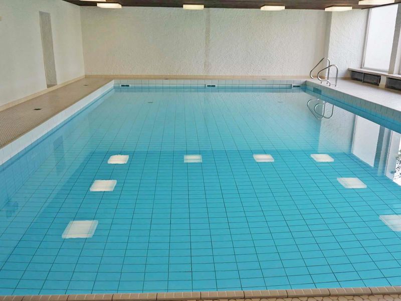 Großes Schwimmbad im Haus