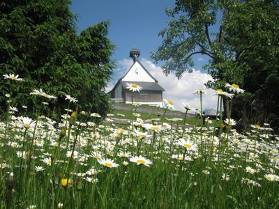 Blick vom Landhaus Ücker auf die Kapelle