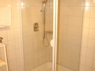 Dusche (Beispielbild Wohnung 1. OG)